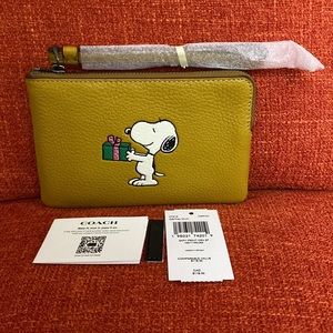 NWT Coach X Peanuts corner zip wristlet with Snoopy present motif